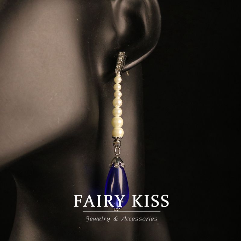 Bijoux élégants : Collier fantaisie nœud papillon en cuivre orné de diamants et perles de verre, pour une touche de luxe discret et de raffinement personnel.