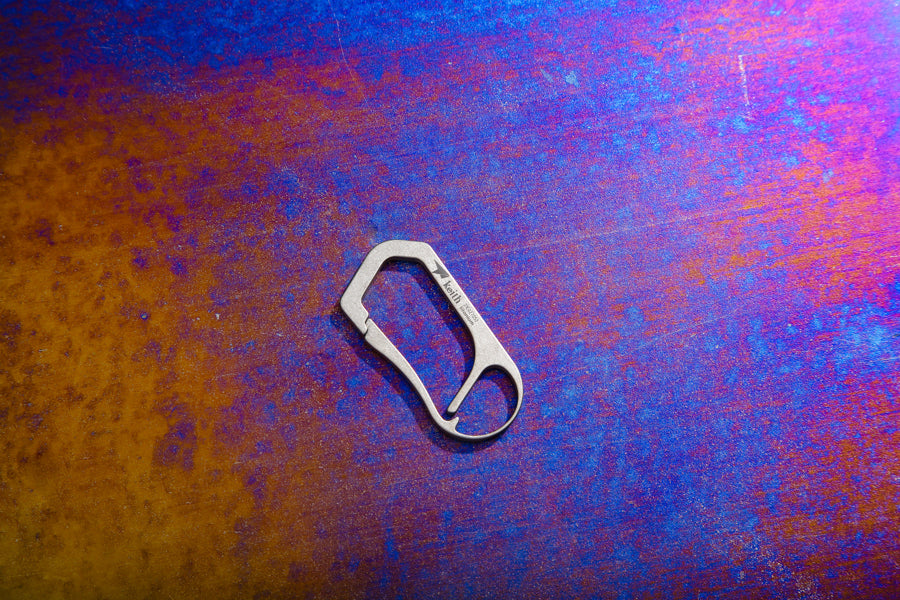 Titan-Karabiner