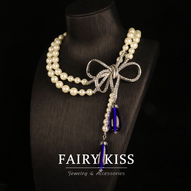 Bijoux élégants : Collier fantaisie nœud papillon en cuivre orné de diamants et perles de verre, pour une touche de luxe discret et de raffinement personnel.
