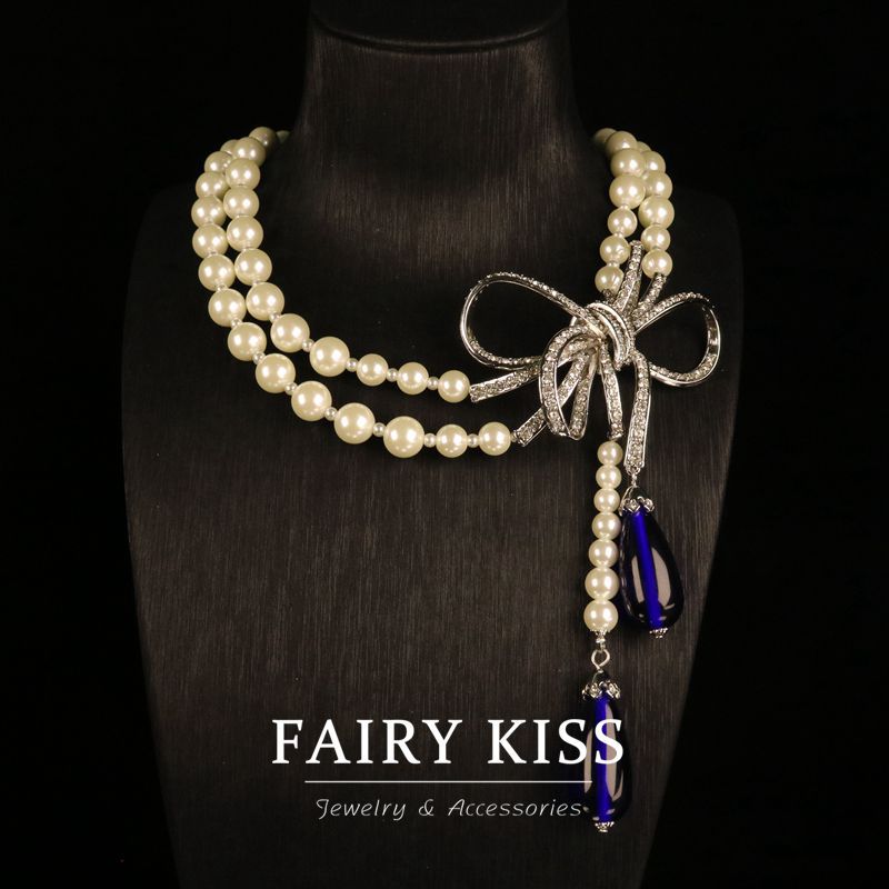 Bijoux élégants : Collier fantaisie nœud papillon en cuivre orné de diamants et perles de verre, pour une touche de luxe discret et de raffinement personnel.