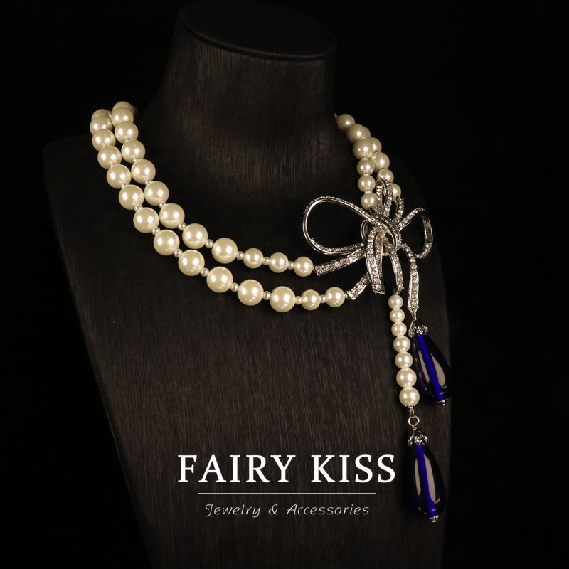 Bijoux élégants : Collier fantaisie nœud papillon en cuivre orné de diamants et perles de verre, pour une touche de luxe discret et de raffinement personnel.