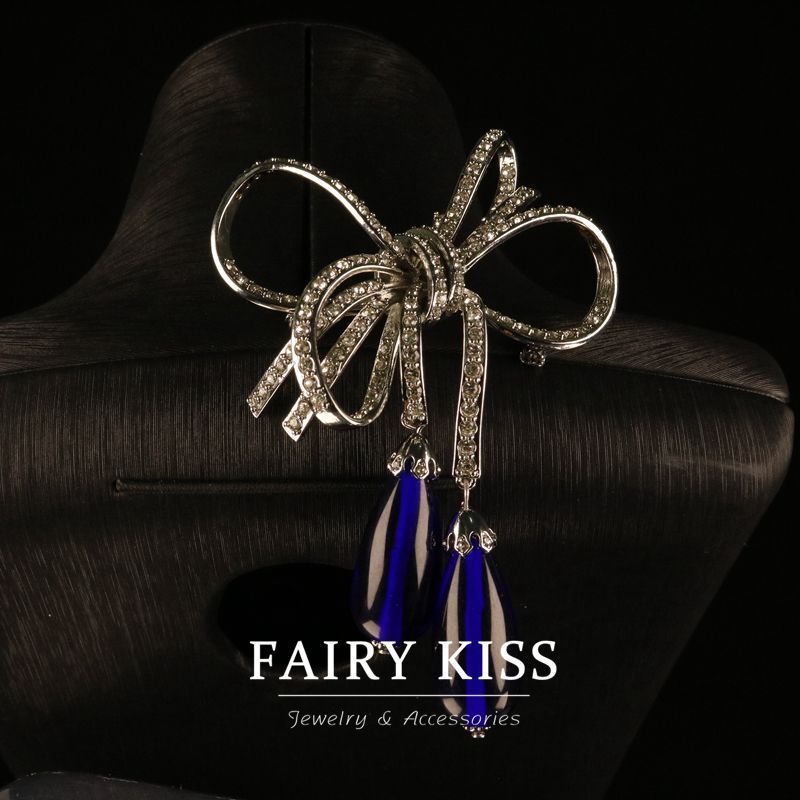 Bijoux élégants : Collier fantaisie nœud papillon en cuivre orné de diamants et perles de verre, pour une touche de luxe discret et de raffinement personnel.