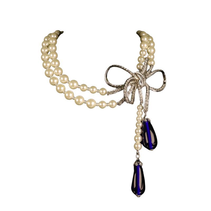 Bijoux élégants : Collier fantaisie nœud papillon en cuivre orné de diamants et perles de verre, pour une touche de luxe discret et de raffinement personnel.