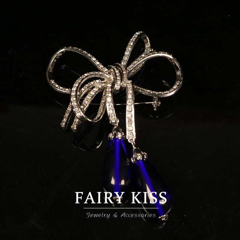 Bijoux élégants : Collier fantaisie nœud papillon en cuivre orné de diamants et perles de verre, pour une touche de luxe discret et de raffinement personnel.