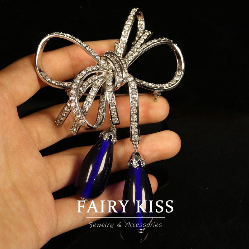 Bijoux élégants : Collier fantaisie nœud papillon en cuivre orné de diamants et perles de verre, pour une touche de luxe discret et de raffinement personnel.
