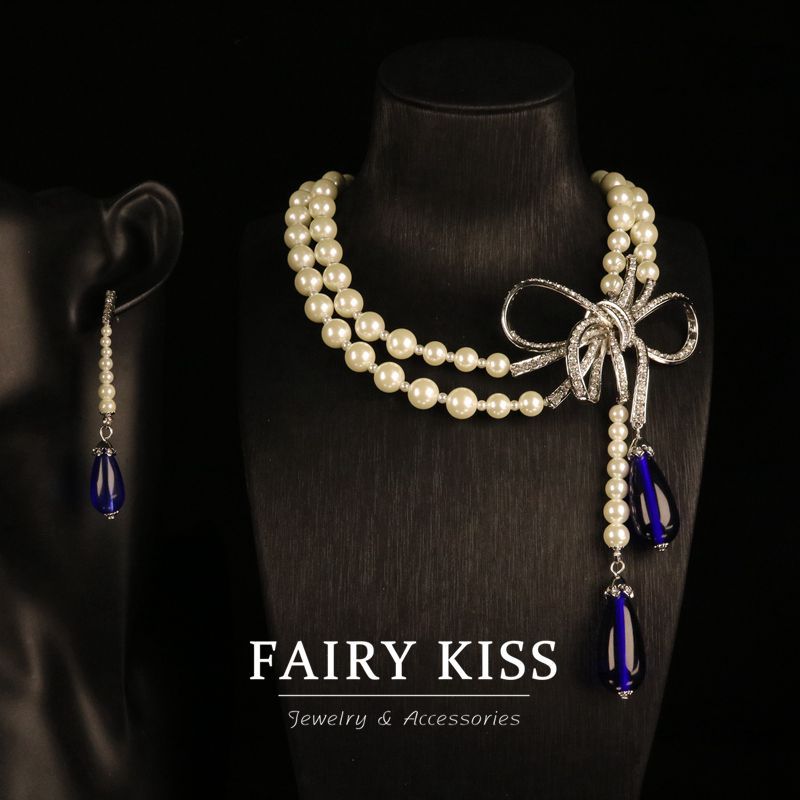 Bijoux élégants : Collier fantaisie nœud papillon en cuivre orné de diamants et perles de verre, pour une touche de luxe discret et de raffinement personnel.